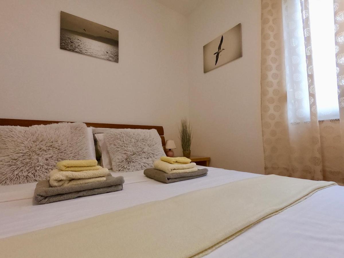 Sunny Apartment By The Beach Kaštel Štafilić Exteriör bild