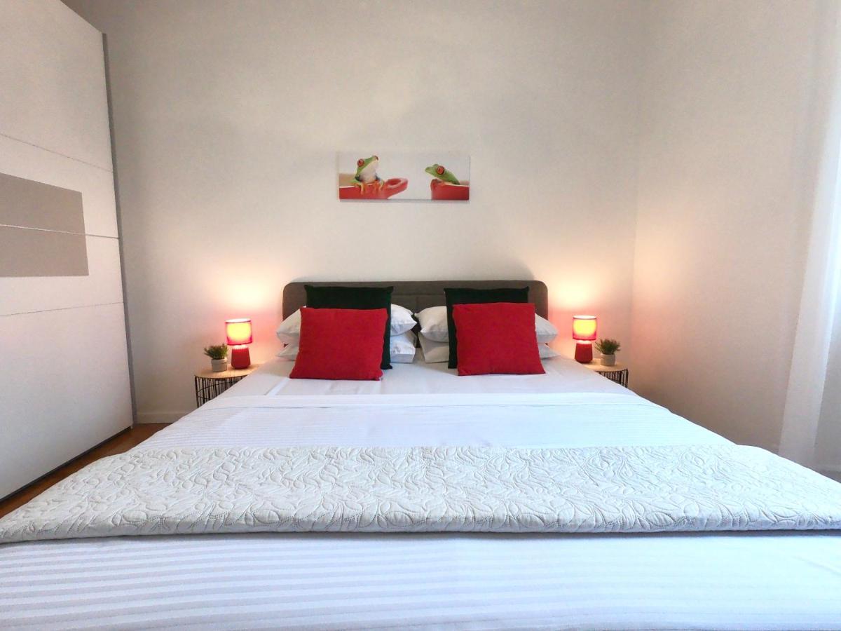 Sunny Apartment By The Beach Kaštel Štafilić Exteriör bild