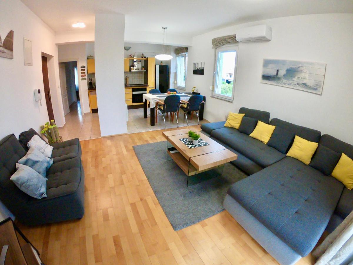 Sunny Apartment By The Beach Kaštel Štafilić Exteriör bild