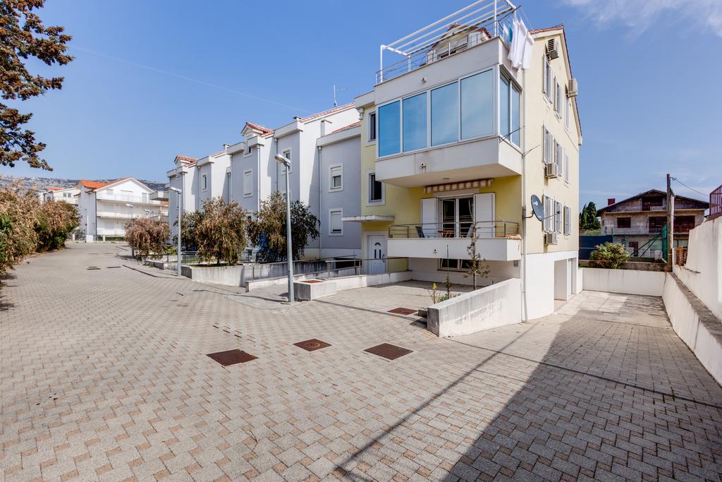 Sunny Apartment By The Beach Kaštel Štafilić Exteriör bild